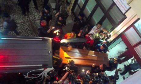 Ambulans Pembawa 2 Jenazah Terduga Teroris di Makassar Dikawal Ketat