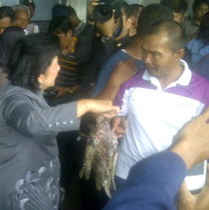 Aksi Spontan Warga Saat SBY Blusukan: Nyanyi Hingga Cium Tangan