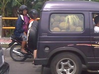 Bagi-bagi dong Om duriannya. (Foto Ricky Indrasyahputra).