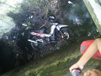 Motor Jatuh ke Parit