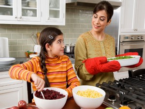 Anak Berusia 7 - 9 Tahun Juga Bisa Diajak Bekerja di Dapur
