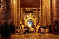 Umat Buddha berdoa di Pagoda Shwedagon. Pagoda Shwedagon bertaburkan emas dan batu berharga lainnya. Tak kurang dari 5 ribu berlian dan 2 ribu rubi menghiasi pagoda tersebut. Luar biasa! (Kris Fathoni/detikTravel)