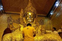Patung Buddha Mahamuni tingginya 4 meter dari perunggu 6,5 ton, berlapis emas setebal 15 cm dan juga ditaburi dengan berlian, rubi, dan safir. Sungguh mewah! (Kris Fathoni/detikTravel)