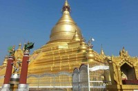 Di kaki Mandalay Hill, ada Pagoda Kuthodaw berwarna emas yang halamannya dipenuhi oleh 729 stupa yang berisikan sebuah lempeng batu bertuliskan isi kitab suci Tripitaka di kedua sisinya, dan disebut sebagai Buku Terbesar Dunia (Kris Fathoni/detikTravel)