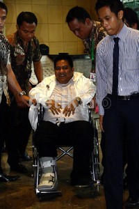 Dendy sempat menyampaikan dirinya siap menjalani penahanan, sebelum meluncur ke Rutan Guntur bersama ayahnya dengan mobil tahanan KPK. Ramses/detikFoto.