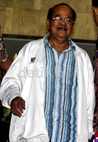 Zulkarnaen Djabar meninggalkan gedung KPK dengan mengenakan baju tahanan. Ramses/detikFoto.
