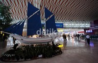 Kapal Phinisi yang menjadi khas Kota Makassar, Sulawesi Selatan, memperindah interior dari Bandara Sultan Hassanudin Internatinaol Airport Makassar (SHIAM).