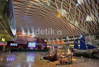 Bandara yang terlihat fresh berdesain futuristik dan memiliki IATA Code UPG ini, terletak di Kecamatan Mandai, Kabupaten Maros, Sulawesi Selatan. Bandara Sultan Hasanuddin hingga pusat Kota Makassar berjarak sekitar 25 km.
