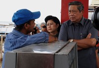 SBY berbincang dengan warga di Stasiun Pengisian Bahan Bakar Nelayan. Rusman/Setpres.