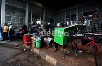 Trotoar yang seharusnya milik pejalan kaki, dikuasai PKL.