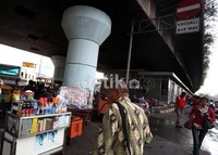 Pemprov DKI Jakarta pun diminta memberikan perhatian kepada PKL dengan menyediakan lahan untuk berjualan sehingga tidak berjualan di sembarang tempat di terminal.
