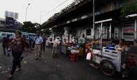 Kondisi terminal yang semeraut dan penuh PKL membuat penumpang tidak nyaman.