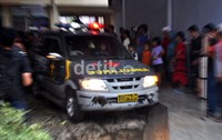 Mobil ambulans milik tim DVI Polda Sulsel membawa peti jenazah terduga teroris ke Bandara Makassar untuk diterbangkan ke Jakarta.