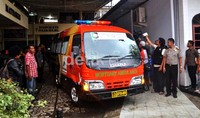 Mobil ambulans milik RS Bhayangkara membawa salah satu jenazah terduga teroris yang akan diterbangkan ke Jakarta.