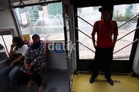 Petugas jagapun bertindak sigap dengan mengatur penumpang dengan tertib.