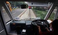 Sebanyak 10 unit bus yang modelnya mirip kereta api cepat tersebut menjalani uji coba untuk mengetahui efektivitasnya mengurangi penumpukan penumpang.