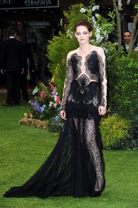 Dalam acara pemutaran perdana film 'Snow White And The Huntsman' di London, Kristen tampil dengan gaya gothic dibalut gaun hitam detail lace yang glamour dan menerawang rancangan Marchesa. Ben Pruchnie/Getty Images.