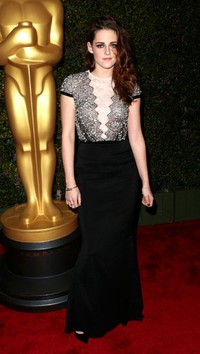 Kristen tampil elegan dengan balutan dress rancangan Talbot Runhoff dalam acara Academy Of Motion Picture Arts And Sciences' 4th Annual Governors Awards di Hollywood, California pada 1 Desember 2012. Frederick M. Brown/Getty Images.