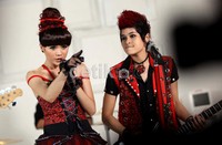 Mitha dan Dara tampil dengan busana yang serba berwarna merah hitam.