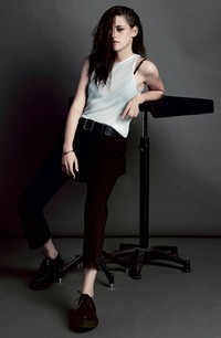 Sesuai dengan image-nya, Kristen tampil santai tapi keren dibalut busana rancangan Victoria Beckham dan sepatu Trash and Vaudeville. Inez & Vinoodh/V Magazine.