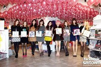 SMTOWN Pop-Up Store dihiasi balon berwarna pink. (SME)