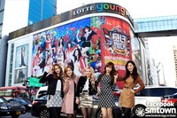 Yoona, Taeyeon, Hyoyeon, Seohyun, dan Yuri berpose di depan Lotte Young Plaza, Seoul. (SME)