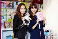 Yoona dan Sooyoung tersenyum di depan kamera. (SME)