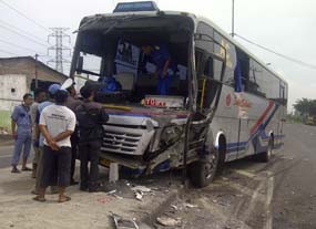 Bus Sumber Selamat Vs Truk Trailer, 4 Penumpang Luka