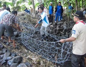 Takut Banjir Susulan, Warga Ramai-ramai Pasang Bronjong