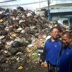 Pantau Gunungan Sampah Setinggi 3 Meter, Dada Rosada: Bau!