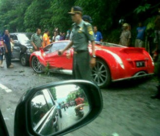 Ferrari Dahlan Iskan Tabrak Tebing di Magetan karena Rem Blong