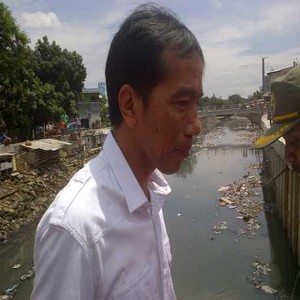 Bawa Beras, Jokowi Tinjau Kali Sekretaris di Kebon Jeruk