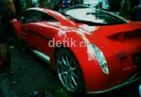 Mobil listrik yang dikemudikan sendiri oleh Dahlan itu menabrak tebing dan tiang listrik karena rem blong. Arvin Dwi Pranata/detikcom.