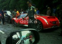 Beruntung Dahlan Iskan selamat dan dapat melanjutkan perjalanannya dengan mobil lain. Arvin Dwi Pranata/detikcom.