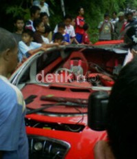 Mobil 'Ferrari' Tuxuci Dahlan Iskan yang rusak parah jadi tontonan warga. Arvin Dwi Pranata/detikcom.