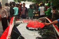 Sebelum menambarak tebing, mobil Dahlan Iskan terlebih dahulu menambrak mobil lain yang tengah parkir. Into/detikcom.