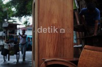Lemari-lemari ini didapat para pedagang dari warga yang menjualnya kepada mereka.