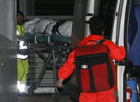 Salah satu korban yang berhasil dievakuasi. REUTERS/Alessandro Garofalo.