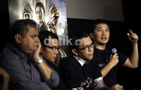 Seluruh setting film ini dibuat seolah-olah terjadi pada masa abad ke-16.