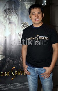 Hanung dengan busana casualnya selalu diimbangi dengan gaya busana Zaskia yang santai.