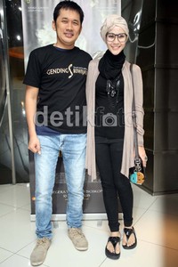 Seperti tampak pada gambar berikut, keduanya selalu mengumbar keceriaan.