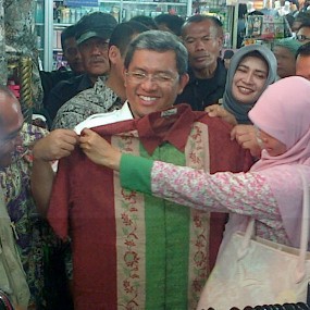 Kunjungan Kerja ke Pasar Baru, Gubernur pun Berbelanja