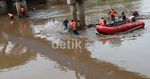 Bersihkan Sampah di Banjir Kanal Barat
