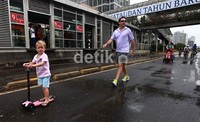 Anak kecil melintas di jalan Thamrin pada saat HBKB.