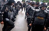 Sekitar 100 anggota Polisi Wanita yang merupakan Pasukan Pengurai Massa (Raimas) disiapkan untuk mengantisipasi terjadinya huru-hara di sekitar kantor DPRD Sulsel, dalam rangkaian pembacaan visi-misi para kandidat Cagub Sulsel.