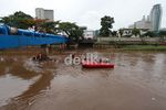 Bersihkan Sampah di Banjir Kanal Barat