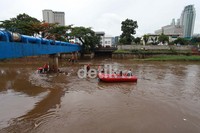 Kegiatan ini dilakukan untuk memperlancar aliran air guna mengantisipasi banjir.