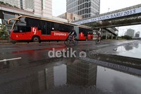 Meski hujan mengguyur, warga tetep antusias melakukan aktivitas bersepada dan berjalan kaki saat car free day.