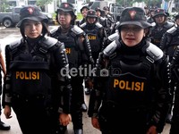 Polwan anggota Pasukan Raimas ini juga dilengkapi dengan rompi dan alat-alat pelindung standar anti huru-hara dan bertugas mem-back up pasukan anti huru-hara lainnya.     