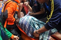 Ibu Erna yang tengah hamil 9 bulan dievakuasi tim BNPB    untuk dirujuk ke rumah sakit.